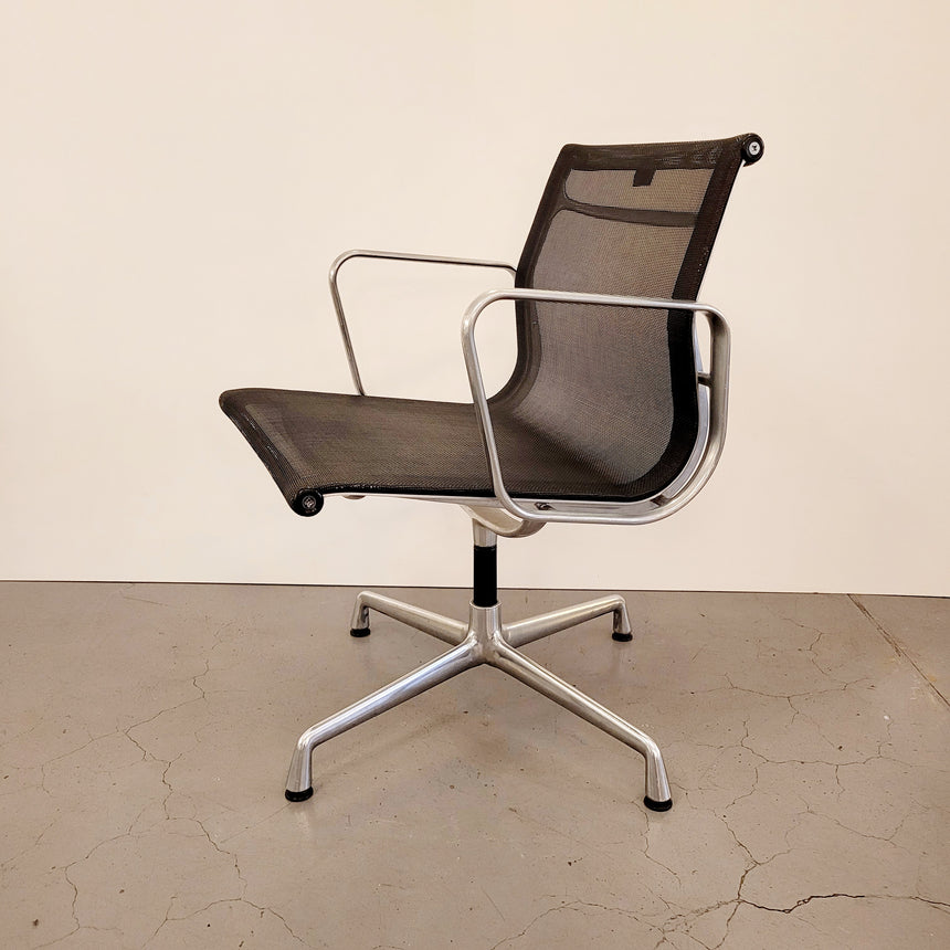 Shop online - Chair EA103 by Ray and Charles Eames for Vitra, 1950's.3 chairs available. Second hand chair. Design chair. / acheter en ligne - Chaise Ea104 créée par Ray and Charles Eames pour Vitra dans les années 50. Chaise design d'occasion. 3 chaises disponibles. 