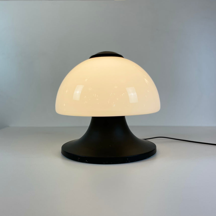 Pair of table lamps designed by Bruno Gecchelin for Guzzini during the 1980's. White plastic with a rubber band that allows the closure of the lamp which is divided into 2 parts. -  Paire de lampe de table dessinées par Bruno Gecchelin pour Guzzini dans les années 80. Plastique blanc avec une bande de caoutchouc qui permet la fermeture de la lampe qui est scindée en 2 parties