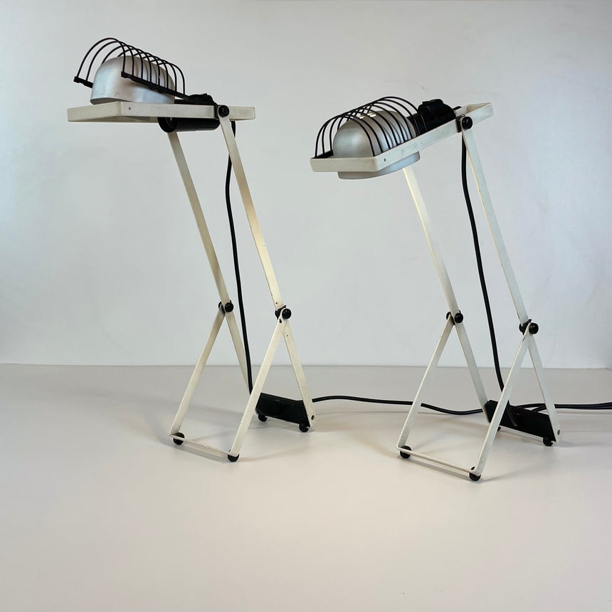 Pair of table lamps designed by Bruno Gecchelin for Guzzini during the 1980's. White plastic with a rubber band that allows the closure of the lamp which is divided into 2 parts. -  Paire de lampe de table dessinées par Bruno Gecchelin pour Guzzini dans les années 80. Plastique blanc avec une bande de caoutchouc qui permet la fermeture de la lampe qui est scindée en 2 parties