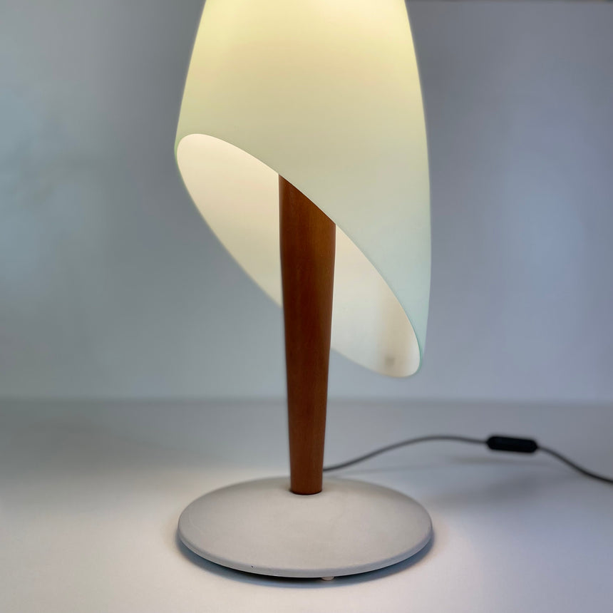 Pair of table lamps designed by Bruno Gecchelin for Guzzini during the 1980's. White plastic with a rubber band that allows the closure of the lamp which is divided into 2 parts. -  Paire de lampe de table dessinées par Bruno Gecchelin pour Guzzini dans les années 80. Plastique blanc avec une bande de caoutchouc qui permet la fermeture de la lampe qui est scindée en 2 parties