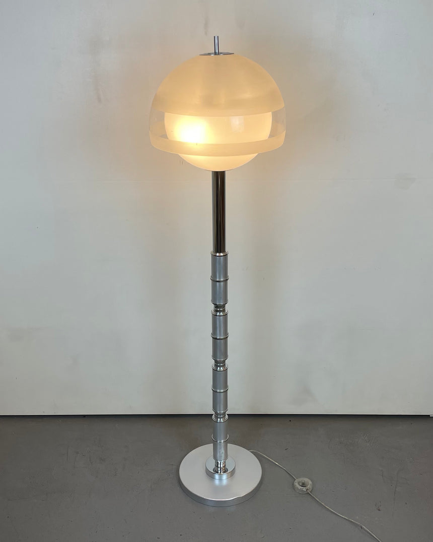 Pair of table lamps designed by Bruno Gecchelin for Guzzini during the 1980's. White plastic with a rubber band that allows the closure of the lamp which is divided into 2 parts. -  Paire de lampe de table dessinées par Bruno Gecchelin pour Guzzini dans les années 80. Plastique blanc avec une bande de caoutchouc qui permet la fermeture de la lampe qui est scindée en 2 parties