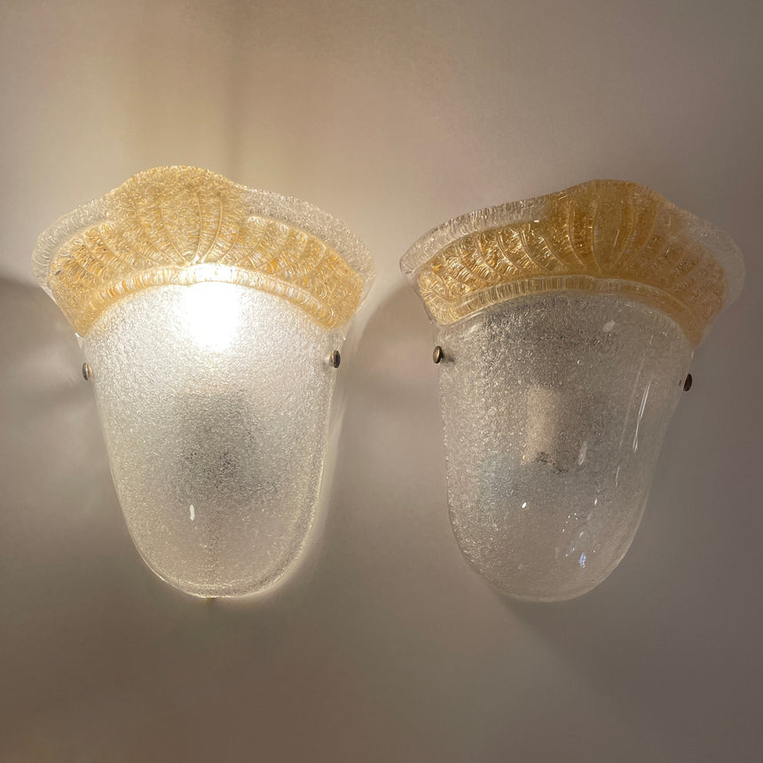 Pair of table lamps designed by Bruno Gecchelin for Guzzini during the 1980's. White plastic with a rubber band that allows the closure of the lamp which is divided into 2 parts. -  Paire de lampe de table dessinées par Bruno Gecchelin pour Guzzini dans les années 80. Plastique blanc avec une bande de caoutchouc qui permet la fermeture de la lampe qui est scindée en 2 parties