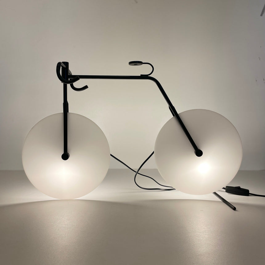 Shop online / The Globe table lamp designed by André Ricard for Metalarte during de 1970's, is made of two half globes in white acrylic shell. Acheter en ligne / La lampe de table Globe a été conçue par André Ricard pour Metalarte dans les années 70. La lampe est composée de deux demi-globes en acrylique blanc.