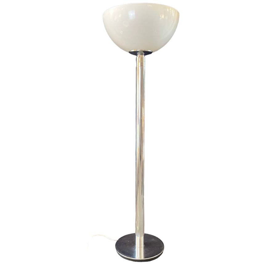 Shop online / The Globe table lamp designed by André Ricard for Metalarte during de 1970's, is made of two half globes in white acrylic shell. Acheter en ligne / La lampe de table Globe a été conçue par André Ricard pour Metalarte dans les années 70. La lampe est composée de deux demi-globes en acrylique blanc.