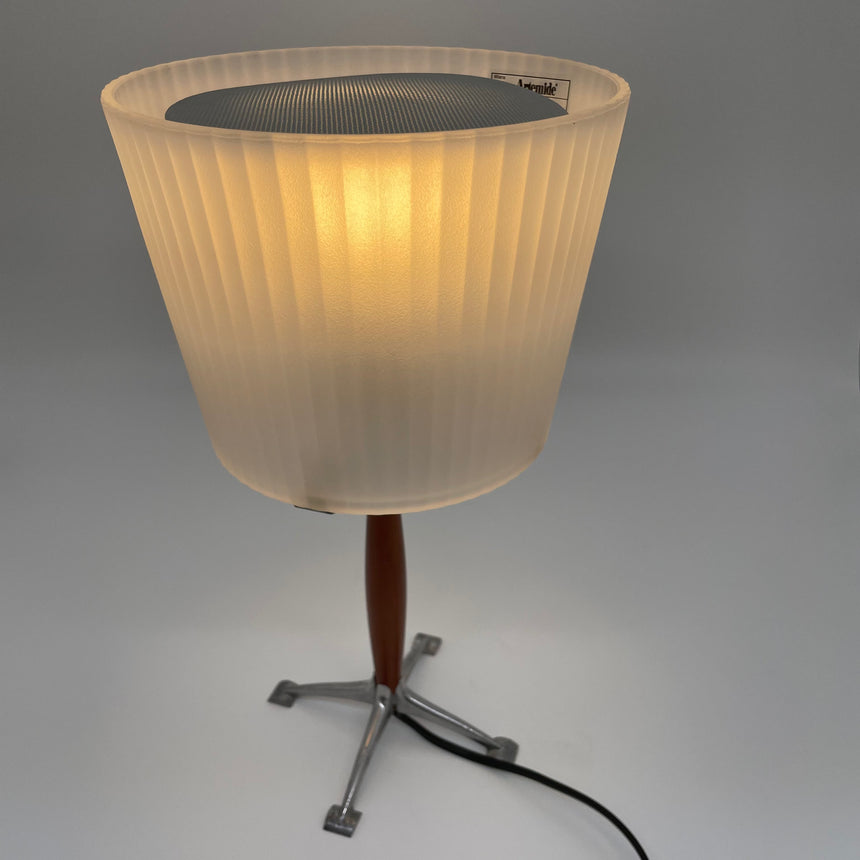 Pair of table lamps designed by Bruno Gecchelin for Guzzini during the 1980's. White plastic with a rubber band that allows the closure of the lamp which is divided into 2 parts. -  Paire de lampe de table dessinées par Bruno Gecchelin pour Guzzini dans les années 80. Plastique blanc avec une bande de caoutchouc qui permet la fermeture de la lampe qui est scindée en 2 parties