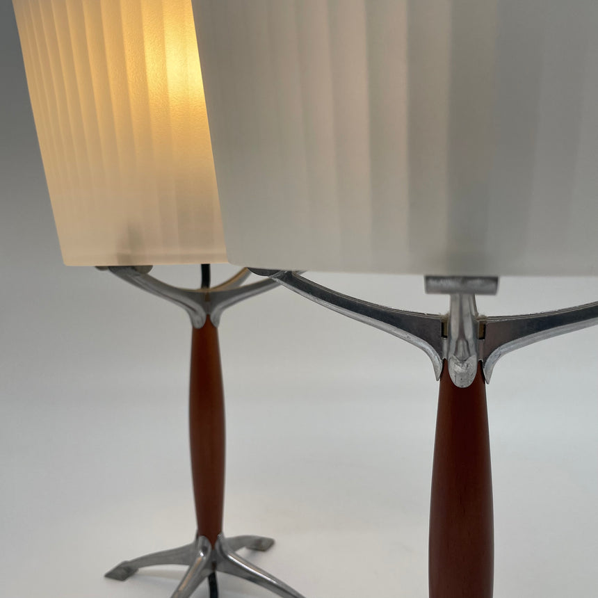 Pair of table lamps designed by Bruno Gecchelin for Guzzini during the 1980's. White plastic with a rubber band that allows the closure of the lamp which is divided into 2 parts. -  Paire de lampe de table dessinées par Bruno Gecchelin pour Guzzini dans les années 80. Plastique blanc avec une bande de caoutchouc qui permet la fermeture de la lampe qui est scindée en 2 parties