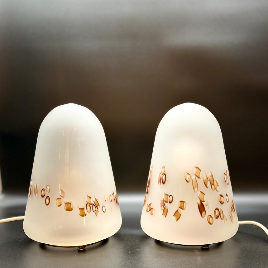 Pair of table lamps designed by Bruno Gecchelin for Guzzini during the 1980's. White plastic with a rubber band that allows the closure of the lamp which is divided into 2 parts. -  Paire de lampe de table dessinées par Bruno Gecchelin pour Guzzini dans les années 80. Plastique blanc avec une bande de caoutchouc qui permet la fermeture de la lampe qui est scindée en 2 parties