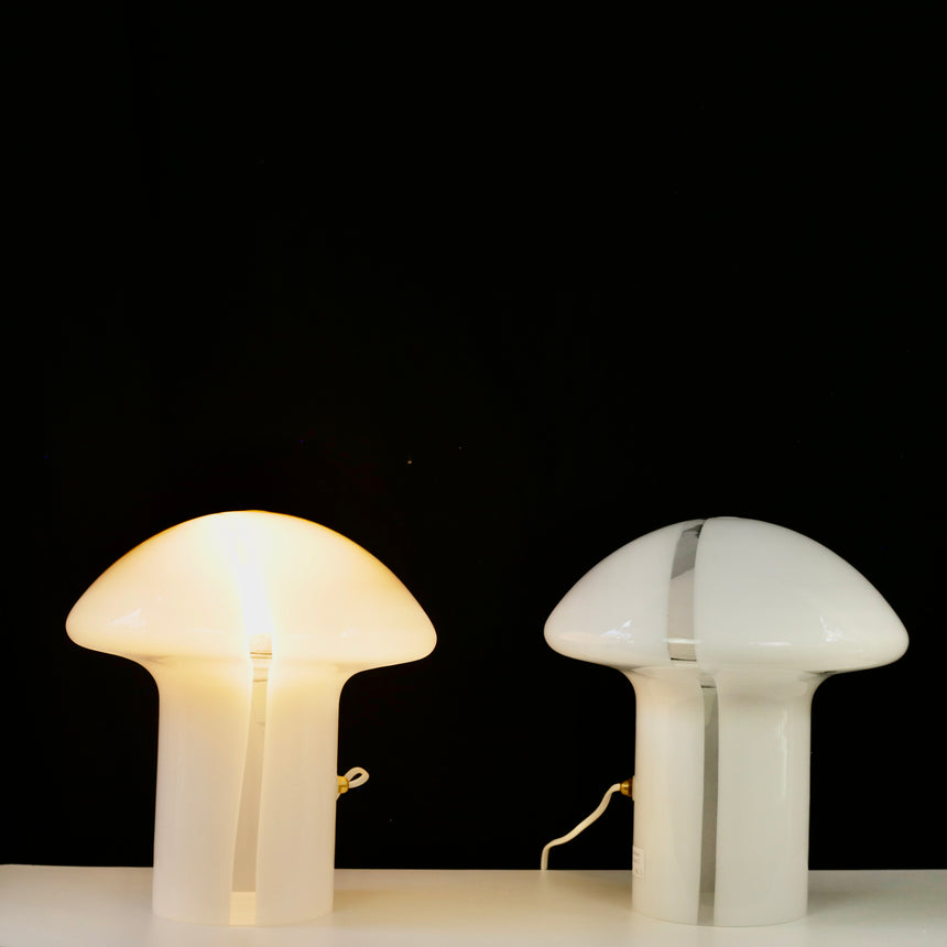 Pair of table lamps designed by Bruno Gecchelin for Guzzini during the 1980's. White plastic with a rubber band that allows the closure of the lamp which is divided into 2 parts. -  Paire de lampe de table dessinées par Bruno Gecchelin pour Guzzini dans les années 80. Plastique blanc avec une bande de caoutchouc qui permet la fermeture de la lampe qui est scindée en 2 parties