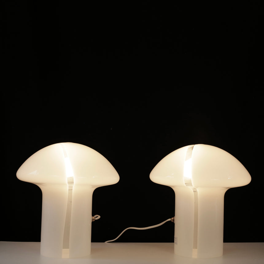 Shop online / The Globe table lamp designed by André Ricard for Metalarte during de 1970's, is made of two half globes in white acrylic shell. Acheter en ligne / La lampe de table Globe a été conçue par André Ricard pour Metalarte dans les années 70. La lampe est composée de deux demi-globes en acrylique blanc.